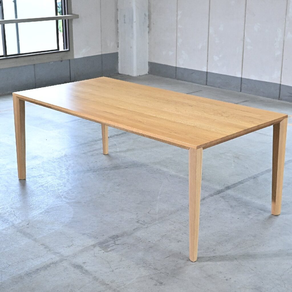カリモク「DT8411」ダイニングテーブル オーク材 リビング ダイニング 食卓 食堂 カフェ 店舗 ホテルの商品写真