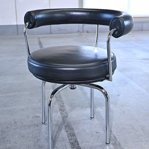 cassina ル・コルビュジェ 「LC7」スウィベルチェアb 本革 アーム ラウンド 椅子 回転式 カッシーナの商品写真