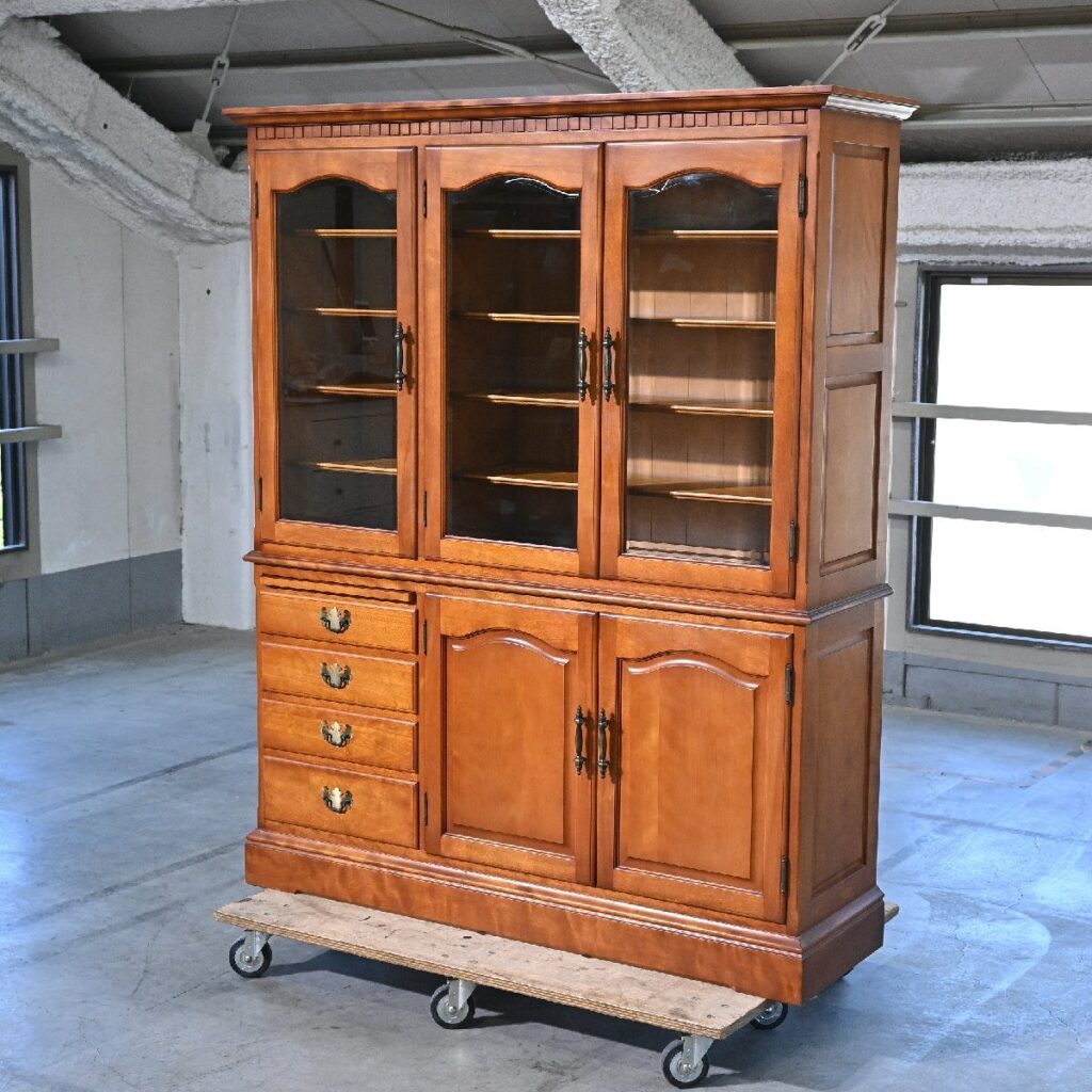 横浜ダニエル キャビネット カバザクラ材 バーチ リビング ディスプレイ 飾り台 引き出し ホテルの商品写真