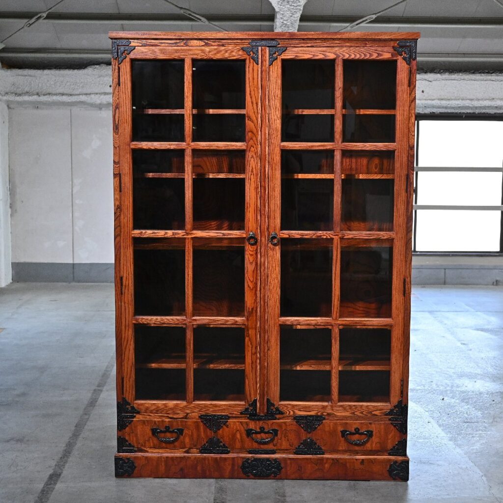 岩谷堂箪笥 「No.366 四尺書棚」欅材 拭漆塗り 南部鉄器金具 キャビネット タンス 引き出し 収納の商品写真