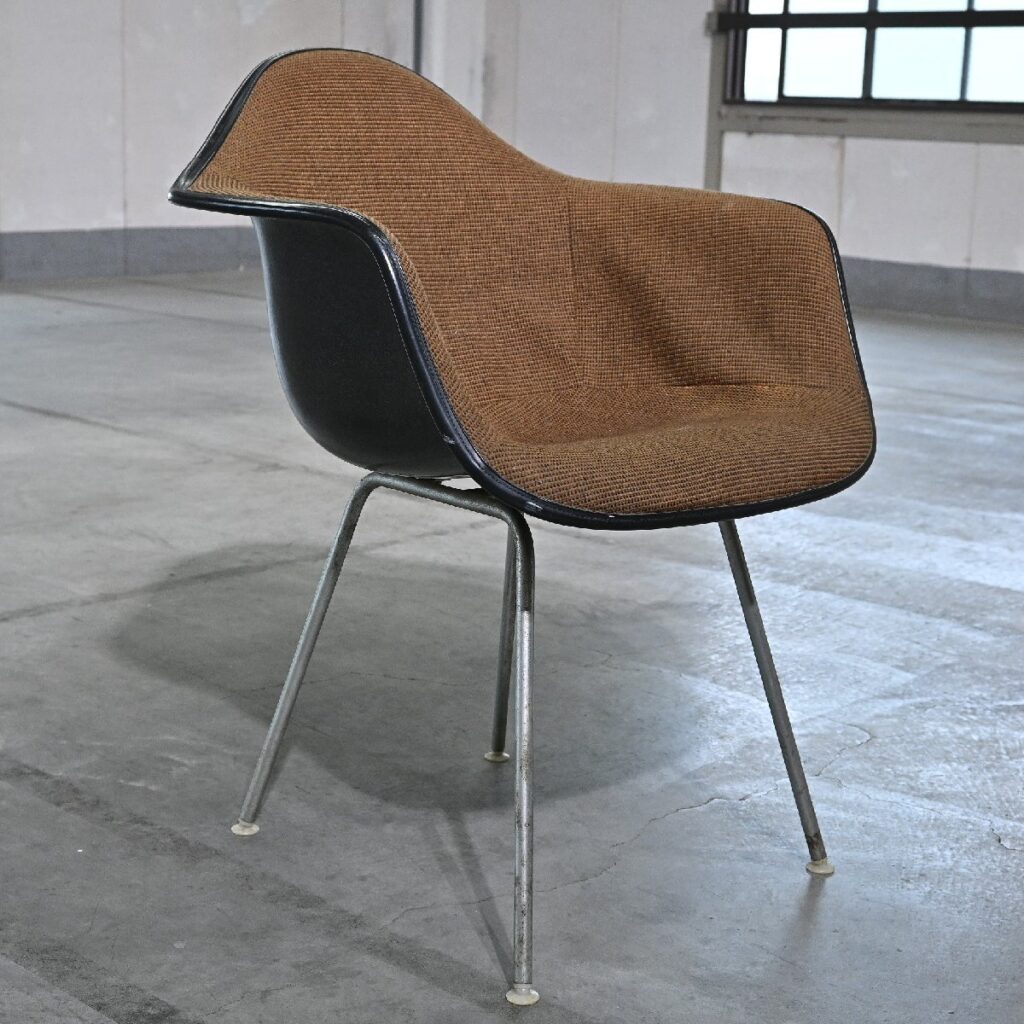 Herman Miller「アームシェルチェア」FRP Hベース チャールズ＆レイ・イームズ ハーマンミラー 名作 ファブリック ダイニング ラウンジの商品写真