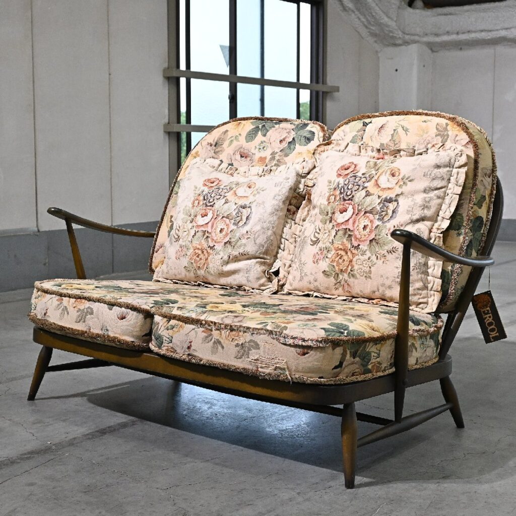 イギリス ERCOL「オールドコロニアル」ラブソファ ニレ材 ルシアン・アーコラーニ ボタニカル 英国 リビング ダイニング 客間の商品写真