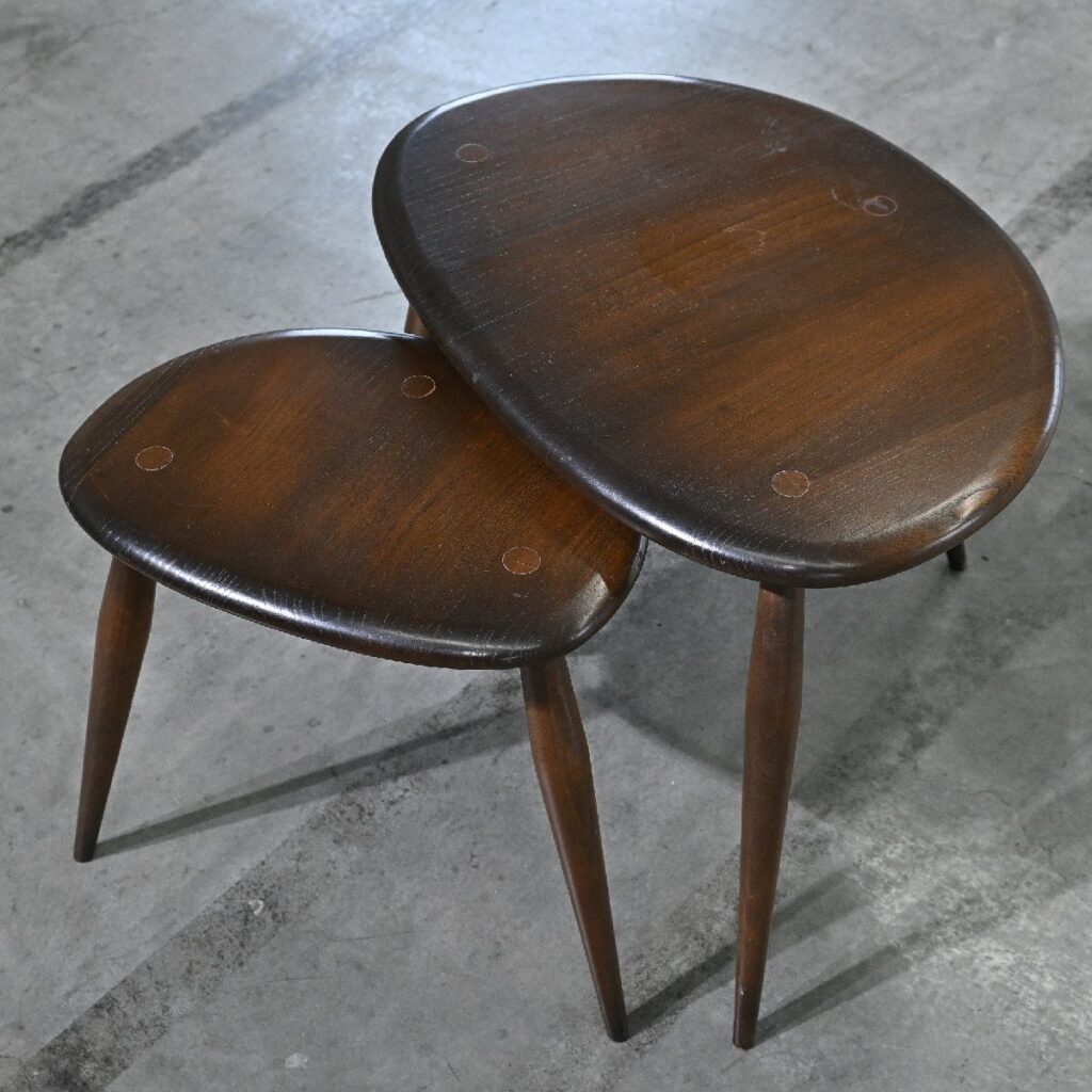 イギリス ERCOL「354 Pebble/ペブル」ネストテーブル 2点セット ニレ材 ルシアン・アーコラーニ リビング ミッドセンチュリー アーコールの商品写真