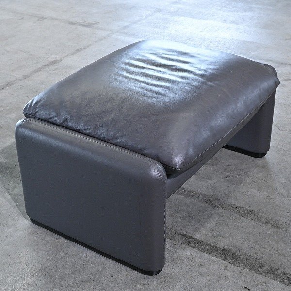 Cassina 「675 MARALUNGA/マラルンガ 」オットマン Vico Magistretti 本革 リビング ダイニングの商品写真