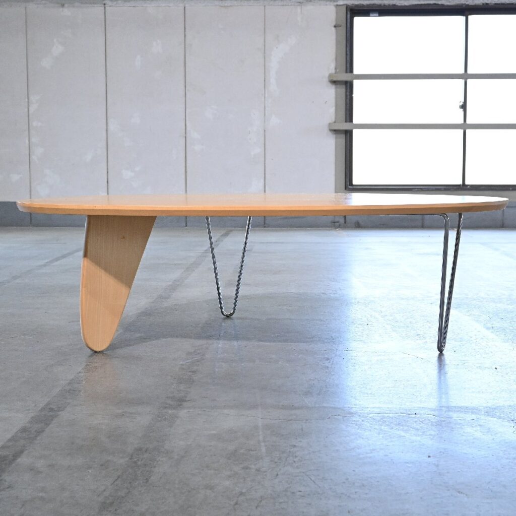 名作「ノグチラダーテーブル Noguchi Rudder / Fin Table」イサム・ノグチ メープル 無垢材 三角の商品写真