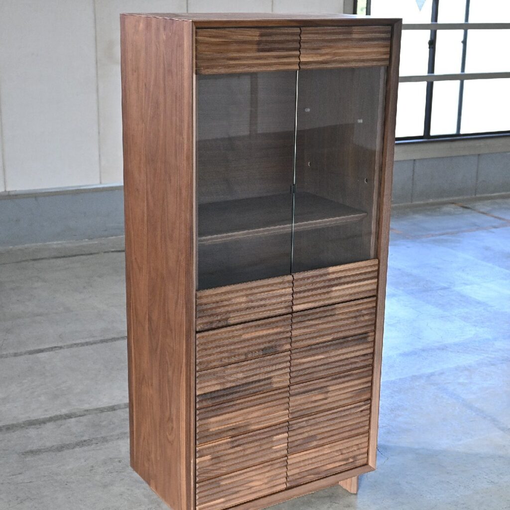 未使用品 カリモク 「QT2536」飾り棚 B ウォールナット 無垢材 ガラス ソリッド 収納の商品写真