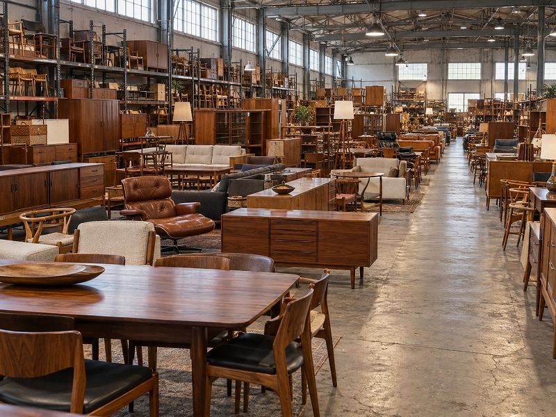 さまざまな中古家具が並ぶ倉庫のイメージ